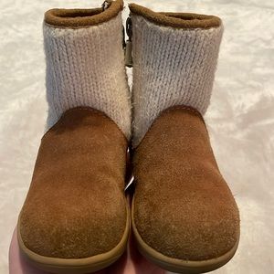UGG sz 6 zip up toddler boots